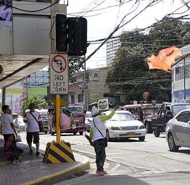 SILOY IS WATCHING/APR. 02,2016 A man selling kites along Gorordo Ave., and Escario Street. Flying a kite in urban area pose danger as it can entangle powerlines. (CDN PHOTO/CHRISTIAN MANINGO)