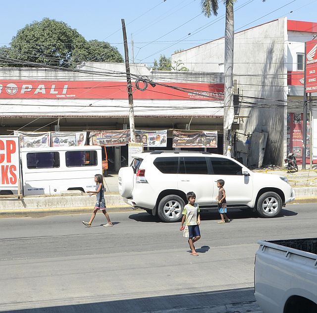 SILOY IS WATCHING/APR. 05,2016 Children loitering A.C. Cortes Ave. in Mandaue City, begging for food and alms. (CDN PHOTO/CHRISTIAN MANINGO)