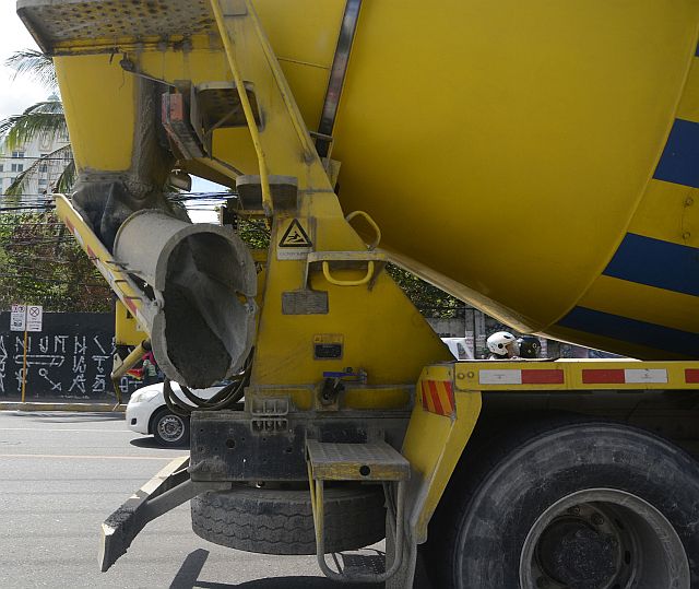 SILOY IS WATCHING/APR. 14, 2014 A yellow cement truck scattering mix concrete on Arch. Bishop Reyes Avenue. (CDN PHOTO/CHRISTIAN MANINGO)