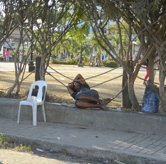 SILOY IS WATCHING/APR. 24, 2016 Taking a nap and avoiding the heat of the sun under a tree in the Senior Citizens Park. (CDN PHOTO/Christian Maningo)