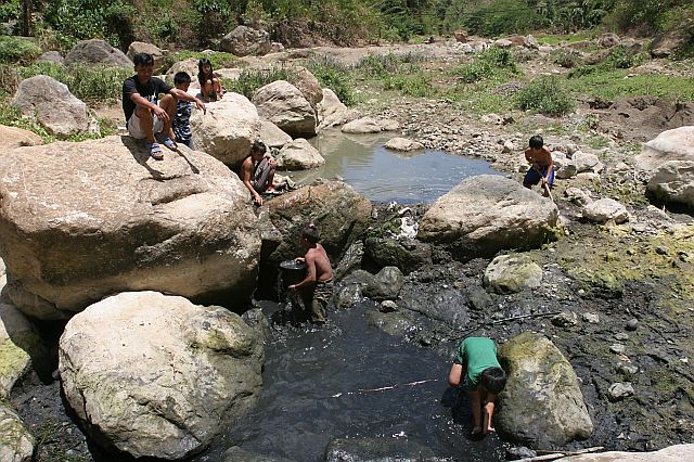 FRESHWATER FISH IN DRIED BONBON RIVER: Residents in barangay Bonbon one of Cebu City mountain barangay take advantade of fishing freshwater fish in Bonbon river that almost dried up cause by the heat of El Niño. in Bohol freshfish products has declined already.(CDN PHOTO/JUNJIE MENDOZA)