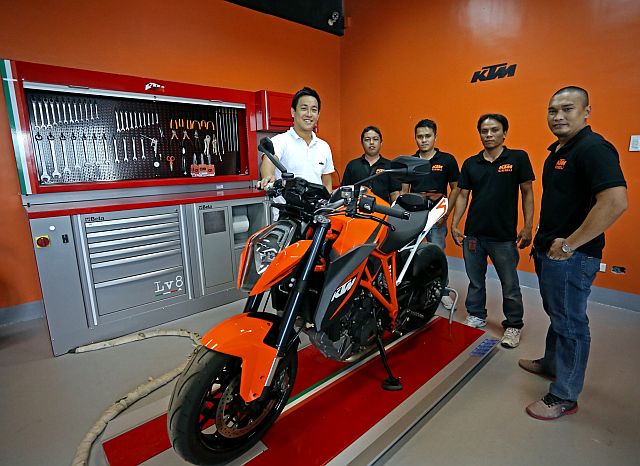 KTM MOTORCYCLE/APRIL 04,2016:Brian Lacson of KTM Visayas Corporation pose one of his KTM together with his staff.(CDN PHOTO/LITO TECSON)