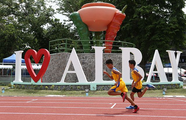 Athletes from the National Capital Region do some fine-tuning as they practice at the Bicol University Sports Complex in Legazpi City. (INQUIRER PHOTO)
