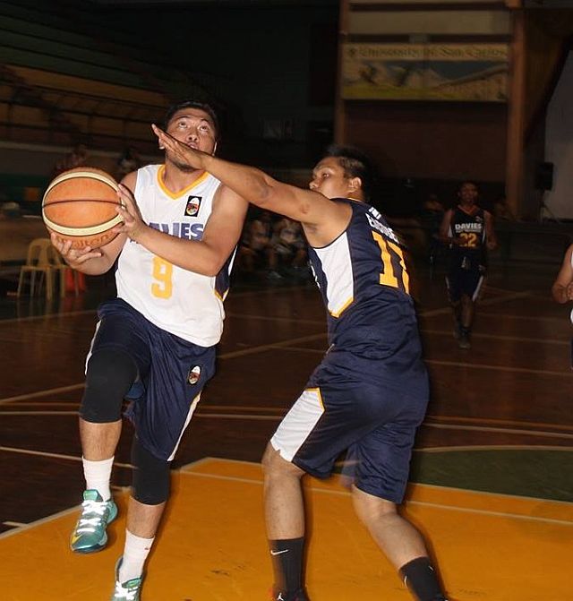 Justine Aspacio from Bio-Fresh+ drives hard to the hoop in their do-or-die semifinals match at the University of San Carlos gym. (CONTRIBUTED)
