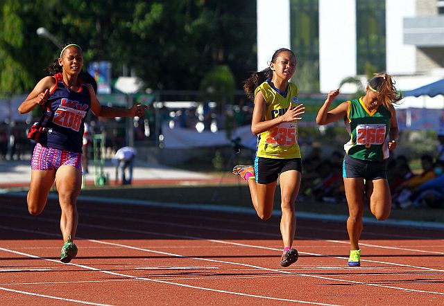 SPRINT QUEEN. Samantha Gem Limos (center) of Central Visayas breasted the tape ahead of her rivals in  the secondary girls 100 meters gold. (CDN PHOTO/TONEE DESPOJO)