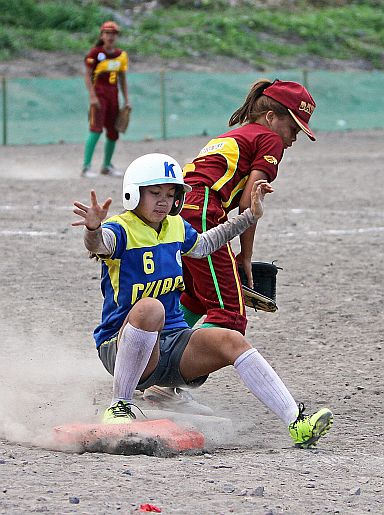 PALARONG PAMBANSA 2016: Vania Belle Kintanar of Central Visayas safety slide the plate in the elementary girls against Davao region. (CDN PHOTO/TONEE DESPOJO)