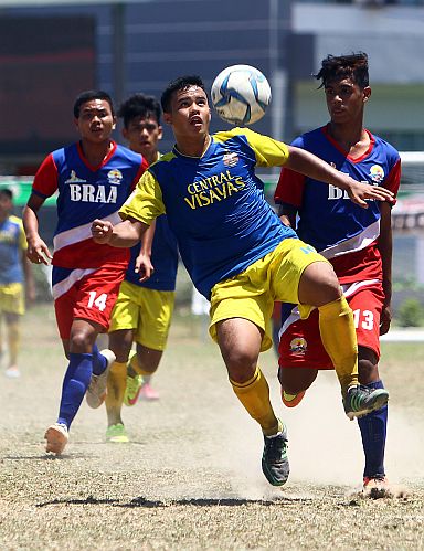 PALARONG PAMBANSA 2016:  Roa of Central Visayas head on the ball against Bicol region in the semi final round in the Palarong Pambansa secondary boys. Central Visayas advance to the final against Northern Capital Region.(CDN PHOTO/TONEE DESPOJO)