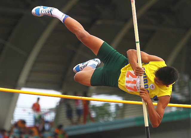 PALARONG PAMBANSA 2016: Lyndon Millanes of Central Visayas clear the bar in the Polevault secondary boys Palarong Pambansa secondary in Legazpi City. Millanes earned the bronze in the final jump.(CDN PHOTO/TONEE DESPOJO)