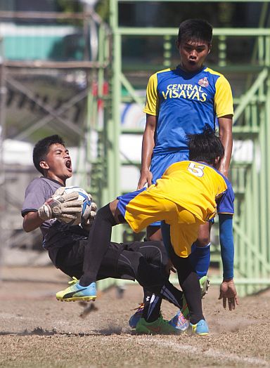 PALARONG PAMBANSA 2016: Goalie Josep Ceniza of Central Visayas hard fall as they collided with NCR booter in the Palarong Pambansa secondary boys final. NCR won the match 2-1.(CDN PHOTO/TONEE DESPOJO)