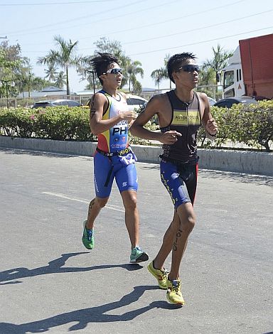 NAGT DANAO CITY LEG/MAR. 20, 2016 A close race between Yuan chiobian and Andrew Kim Remolino in the Male Elite category of the National Age Group Triathlon competition in Danao City, Cebu. Remolino got the top spot. (CDN PHOTO/CHRISTIAN MANINGO)