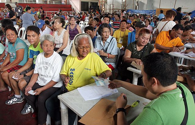Photo of senior citizens receiving their cash aid for story:Rama plans to 'simplify' requirements for seniors cash aid