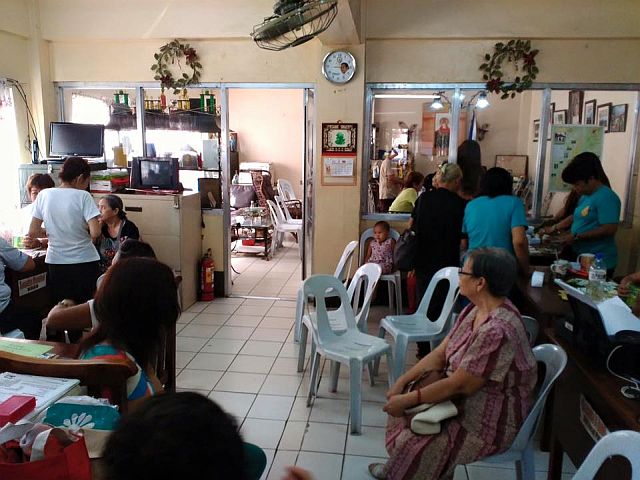 The second floor of Barangay Senyor Sto. Nino barangay hall is jam- packed with senior citizens lining up to receive their financial assistance. (CDN PHOTO MICHAELA JAYCEL DOLORES)