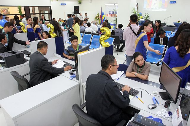 Social Security System (SSS) members avail of services at the new Robinsons Galleria branch. (CDN PHOTO/JUNJIE MENDOZA)