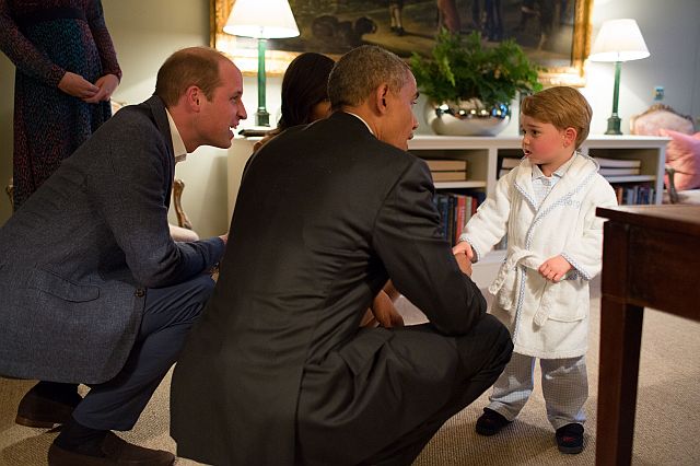 Britain’s Prince George (right) meets US President Barack Obama (center) and first lady Michelle Obama at Kensington Palace. At left is Prince William. (AP)