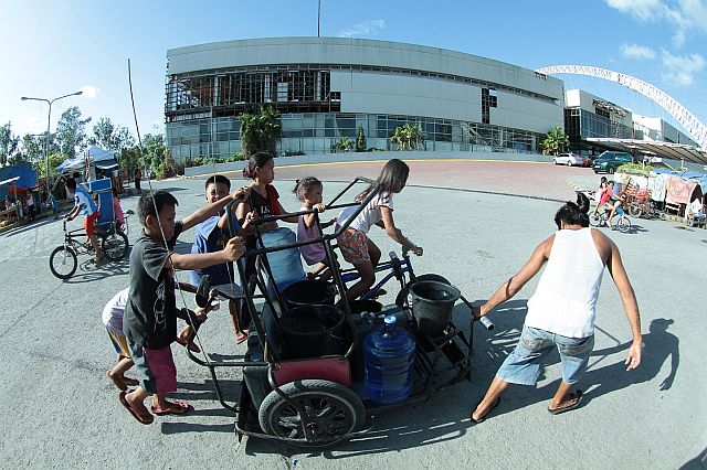  Guizo fire victims fetch water from a supply tank set up inside the CICC compound. (CDN PHOTO/FERDINAND EDRALIN)