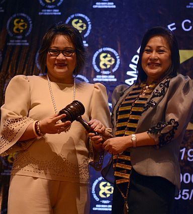 CCCI GENERAL MEETING/MAY 28, 2016 Mrs. Ma. Teresa B. Chan (right) CCCI immediate past president turns over the gavel to Mrs. Melanie Ng - 20016 CCCI president. (CDN PHOTO/CHRISTIAN MANINGO)