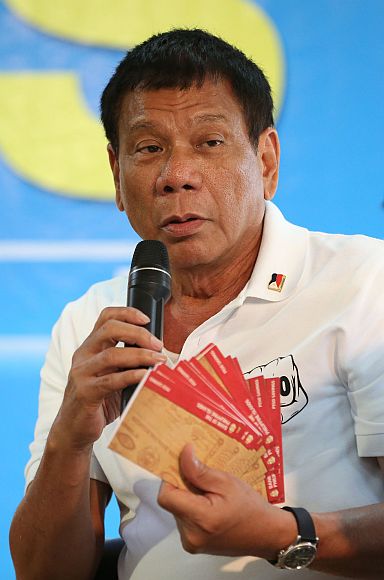RODRIGO DUTERTE/ MAY 4,2016 Mayor Digont Duterte shows copies of his BPI pass book and bank statement in a pressconference held at the Phil Star in Manil;a. PHOTO/ JOAN BONDOC