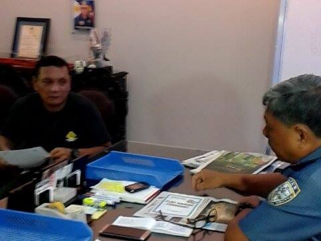 SPO1 Adonis Dumpit talks with PRO7 chief Patrocinio Comendador about his reinstatement to the police force Monday morning./CDN PHOTO ADOR VINCENT S. MAYOL