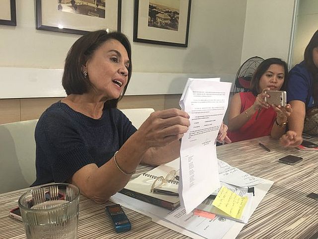 Councilor Margot Osmeña shows a copy of the memorandum from DILG. (CDN PHOTO/JOSE SANTINO S. BUNACHITA)