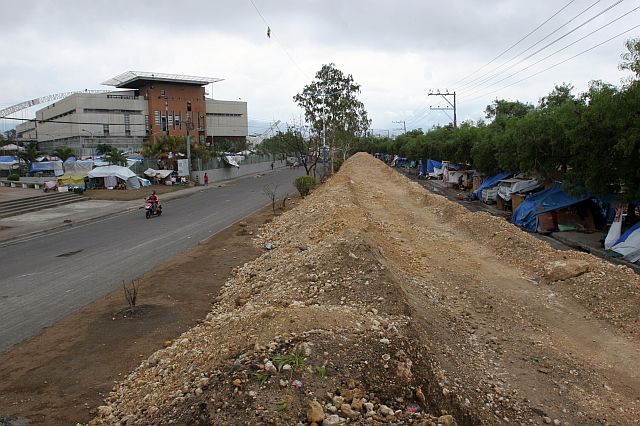 Filling materials occupy a portion of W. Seno Street, Mandaue City. (CDN PHOTO/JUNJIE MENDOZA)