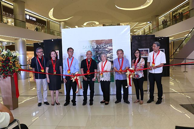 Fr. Jonas Mejares (4th from left), Basilica Minore del Santo Niño de Cebu rector, leads the ribbon-cutting ceremony to formally open the Sto. Niño photo exhibit at SM Seaside, with (from left) Mario Abellana King (Hermano Mayor 2016), Haydee Esperanza King (Hermana Mayor 2016), Alphonsus Tesoro (president, Association of Tourism Officers of the Philippines), Adelina Suemith (Executive Director, National Commission for Culture and Arts), Rev. Fr. Eusebio Berdon, OSA, Percielyn Irizari and John Delan Robillos. (CONTRIBUTED)