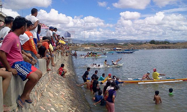 Nic-Nic Toledo of Barangay Looc grabs first place in the single boat race at Mandaue Bridge Park. (CDN PHOTO/NORMAN MENDOZA)