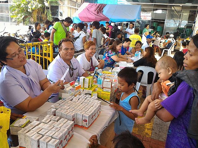 Volunteers prepare to distribute medicines and vitamins to the beneficiaries composed of fire victims from Barangays Guizo and Mantuyong in Mandaue City. (contributed)
