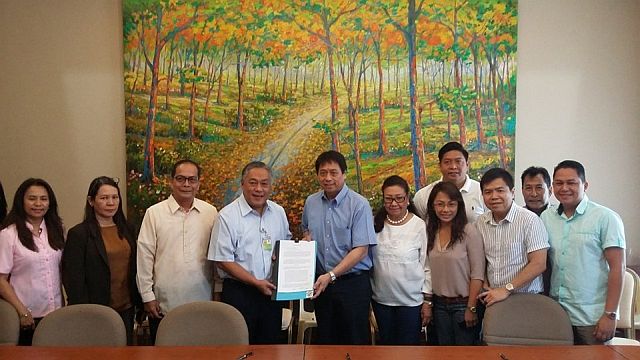 Gov. Hilario Davide III signs an agreement with Justice Secretary Emmanuel Caparas (4th and from 5th from left) to donate a parcel of land inside the DA compound to the Department of Justice. Witnessing the ceremony are Vice Gov. Agnes Magpale and Provincial Board members and fiscals. (CDN PHOTO/RHOBIE RUAYA)