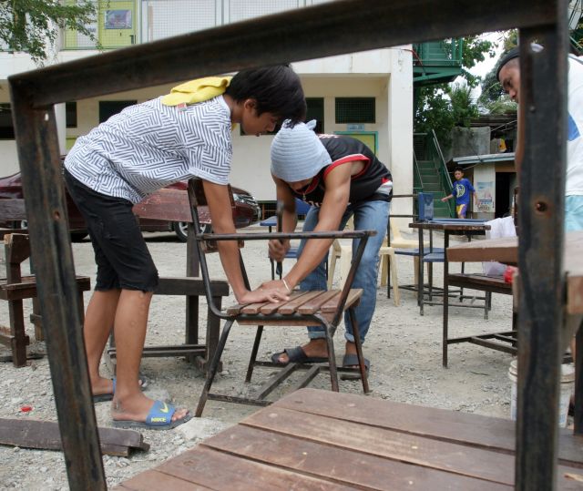 Parents with their children help clean the classrooms of Zapatera National High School during the start of the weeklong Brigada Eskwela. They also repair chairs and tables. (CDN PHOTO/JUNJIE MENDOZA)