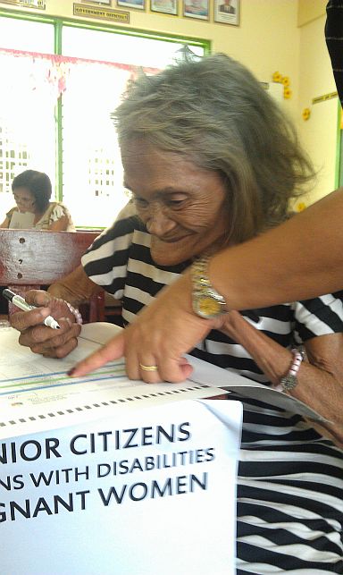 Erlinda yangson 73 widow of barangay Don Andres Soriano cast her vote. (CDNPHOTO/RENE F. ALIMA)