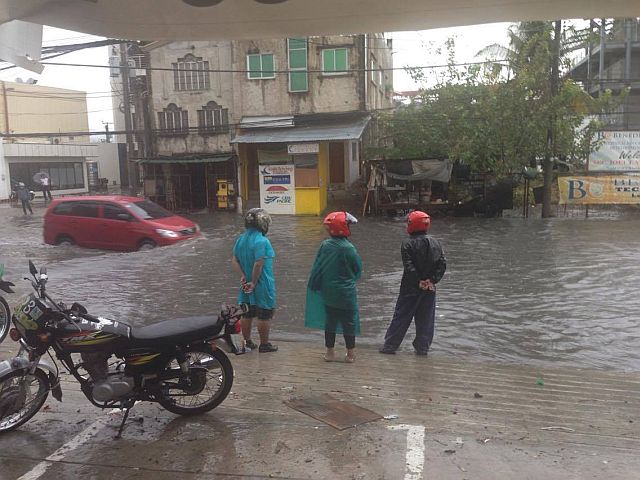 A.S. Fortuna Street in Mandaue City was flooded after a heavy downpour that started at 3 a.m. Wednesday. (CONTRIBUTED PHOTO/APPLE ROSE VELOSO PATRIARCA)