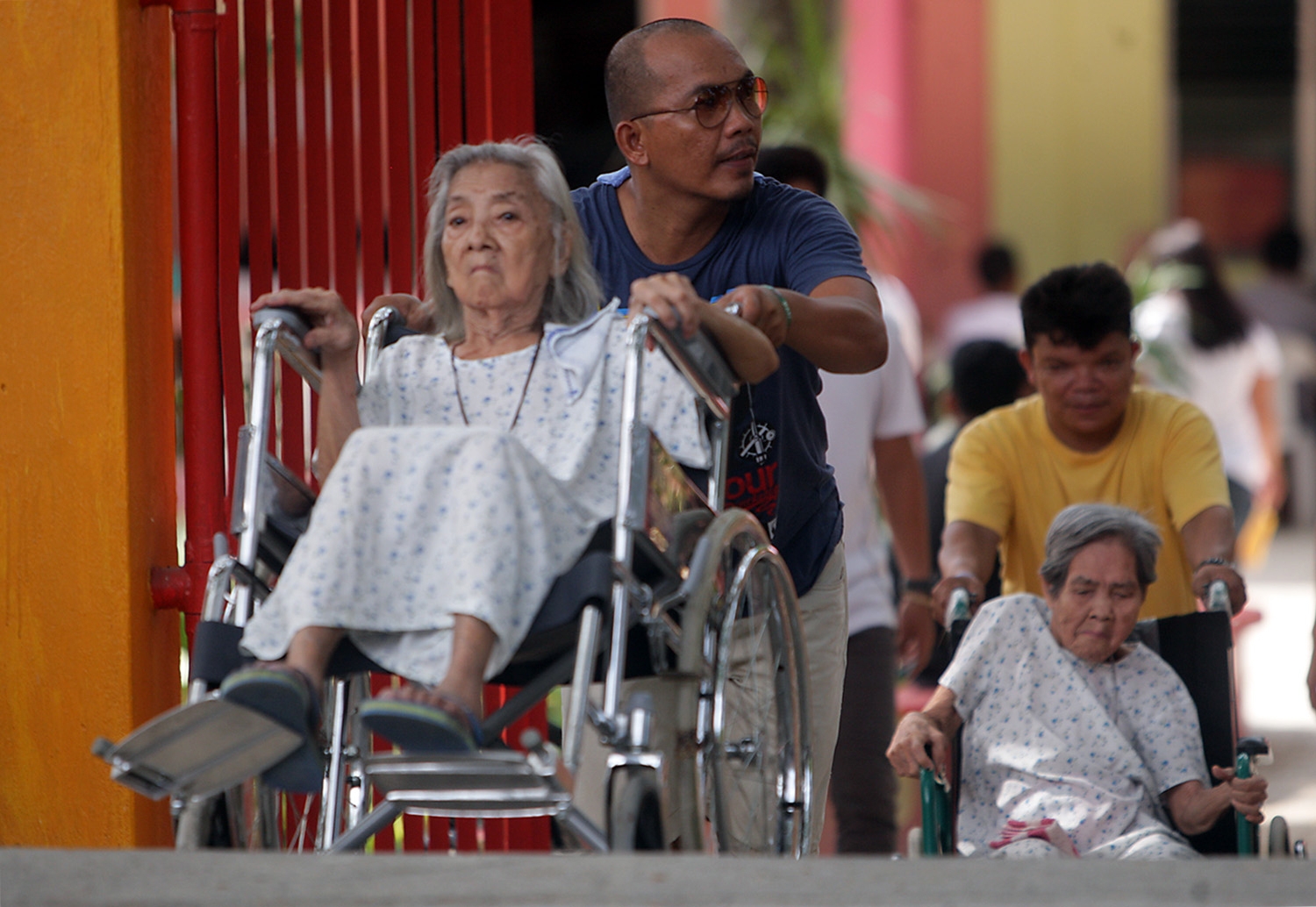 2016 ELECTION/MAY 9,2016: Volunters wheeled down elderly from Hospicio de San Jose de Barili to cast their votes in brgy Guibuangan, Barili, Cebu. (CDN PHOTO/TONEE DESPOJO)