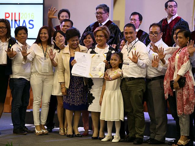 proclamation of senators-elect held at the Comelec National Board of Canvassers, PICC, Pasay City. Former Justice Secretary Leila De Lima with relatives and guests flash the “5” hand sign. (INQUIRER)