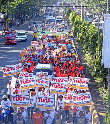 LABOR DAY 2016 PARADE/MAY 01,2016:ALU TUCP organized a parade on Labor day celebration but other participants carry posters of politicos they supported during the parade inOsmeña blvrd.(CDN PHOTO/LITO TECSON)