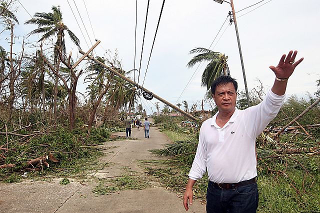 CLAERING OPERATION/NOV 9,2013: Gen Vicente Loot husband of Daanbantayan for mayor Malou lead the claering operation in Daanbantayan after the town was isolated following the typhoon Yolanda.(CDN PHOTO/TONEE DESPOJO)