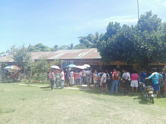 Voters wait for the VCMs to function before they cast their votes. (CDN PHOTO/MICHAELA DOLORES)