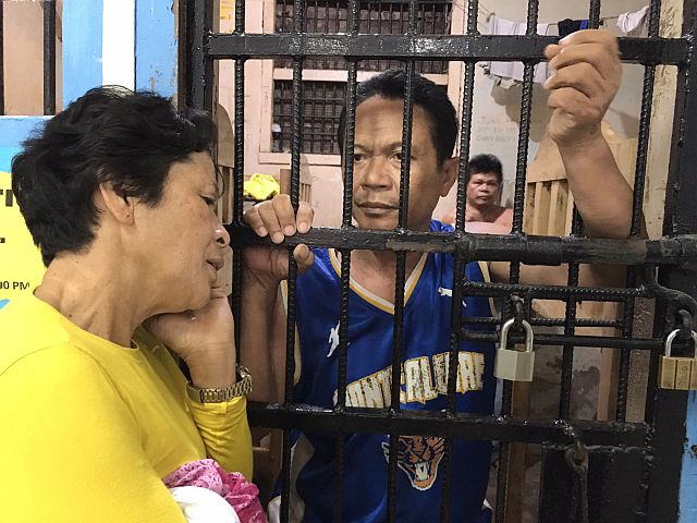 Tuburan Ambushed suspect Ludivico roquero talks to his wife Imelda at the Tiburan police station. (CDNPHOTO/TONEE DESPOJO)