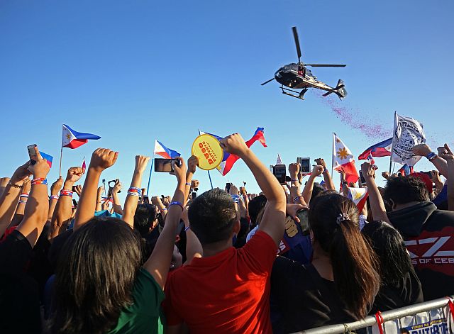 DUTERTE MITING DE AVANCE/MAY 07,2016:Supporter of Presidentiable Rudrigo Duterte show their feast to a passing helicopter during their miting de avance at SRP .(CDN PHOTO/LITO TECSON)