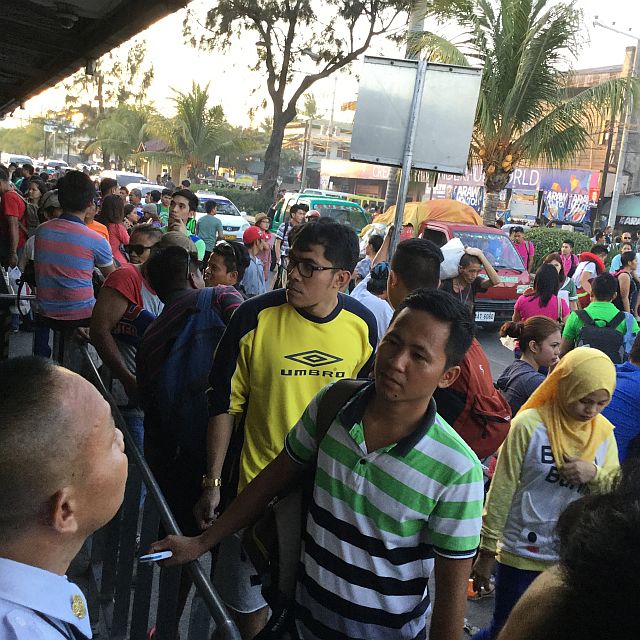 Thousands of passengers who wanted to join on Mondays poll in their respective provinces ended up stranded at the Cebu City ports because all the trips were fully-booked.(CDN PHOTO/JHUNNEX NAPALLACAN)