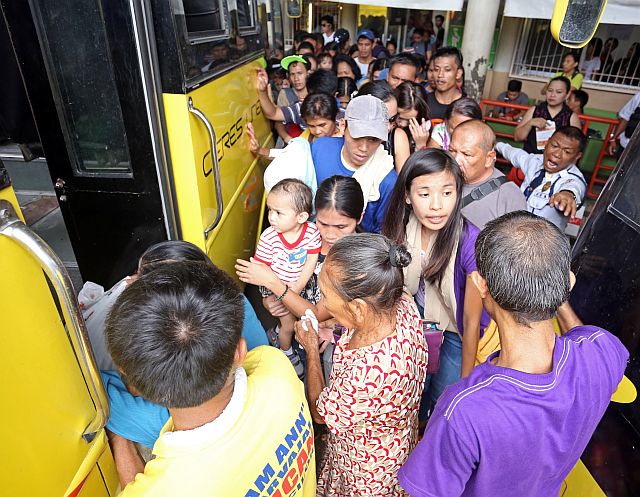 SOUTH BUS ELECTION 2016/MAY 08,2016:Passengers harry to ride a bus to transport them to their province for tomorrows election at South bus terminal.(CDN PHOTO/LITO TECSON)