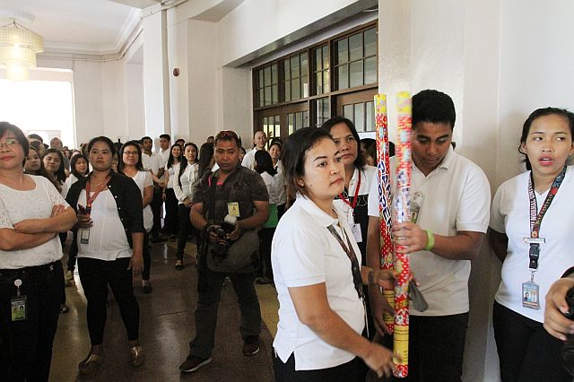 Capitol employees  and media members wait at the entrance of the Capitol Social Hall for  the proclamation of Cebu Gov. Hilario Davide III on Wednesday. A  delay in the transmission of election  returns  from three towns has led the  Provincial Board of Canvassers to announce its  postponement. (CDN PHOTO/ JUNJIE MENDOZA)