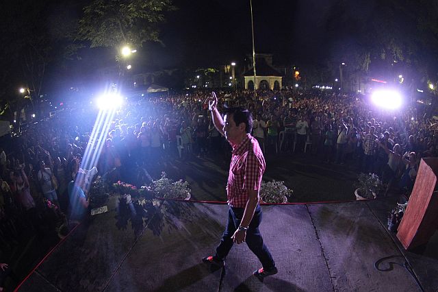 TEAM RAMA PRAYER VIGIL/MAY 13,2016: Cebu CIty Mayor Mike Rama during aprayer vigil infront of the City Hall showed to his supporters the election result which they have gathered showing majority of the votes was for him .(CDN PHOTO/FERDINAND EDRALIN)