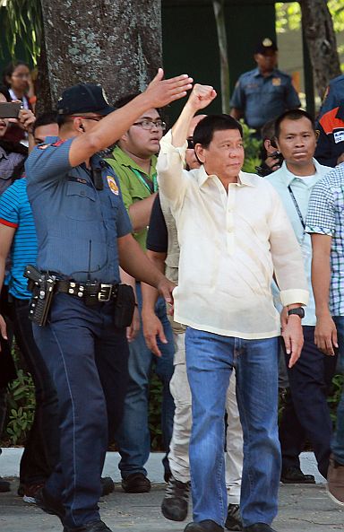 Davao City Mayor  Duterte in barong and denins arrive at the debate vnue in UNiversity of the Philippines Cebu. (CDN PHOTO/JUNJIE MENDOZA)