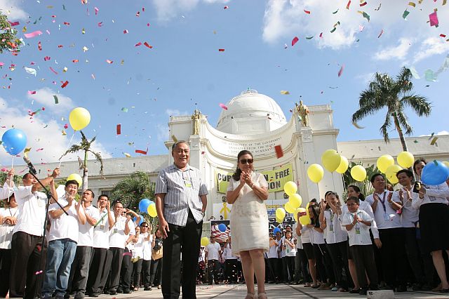 CONFETTIES FOR REELECTED GOV. DAVIDE AND VG MAGPALE/MAY 16, 2016: Reelected Governor Hilario Davide III and his running mate vice governor Agnes Magpale (center) recieve a loud applause and blowned confettis from the Capitol employees after the monday's Flag raising ceremony infront of the Capitol building.(CDN PHOTO/JUNJIE MENDOZA)