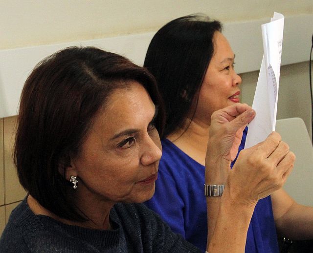 Acting Cebu City Mayor Margot Osmeña (foreground) shows in a press briefing the memorandum she issued for the assignment of special assistants in different City Hall departments.(CDN PHOTO/JUNJIE MENDOZA)