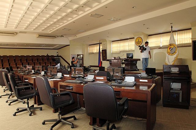 An empty session hall (top) greets the media who went to cover yesterday’s regular session after Councilor Lea Japson, (above right) who showed her Department of Interior and Local Government (DILG) memo designating her as acting vice mayor, and Councilor James Cuenco (left) agreed to ask DILG first if they can hold a regular session with only four councilors in attendance. (CDN PHOTO/JUNJIE MENDOZA)