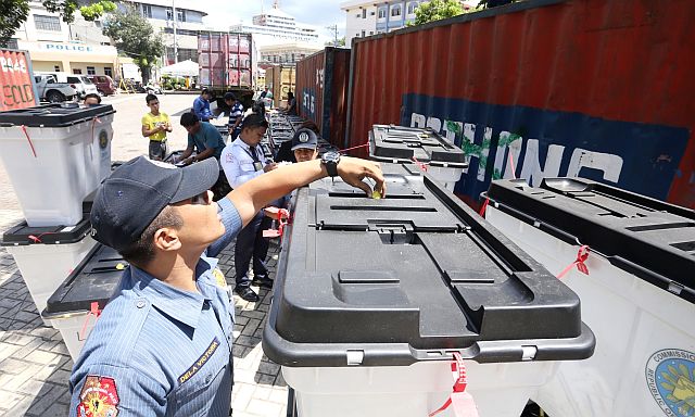 BALLOT BOX INVENTORY/MAY 19, 2016: Representatives from the Comelec, PNP and the City Hall treasury office examine the padlocks while conducting an inventory of the ballot boxes containing the official ballots used during May 9, 2016 election before boarding on a container van for salf keeping.(CDN PHOTO/JUNJIE MENDOZA)