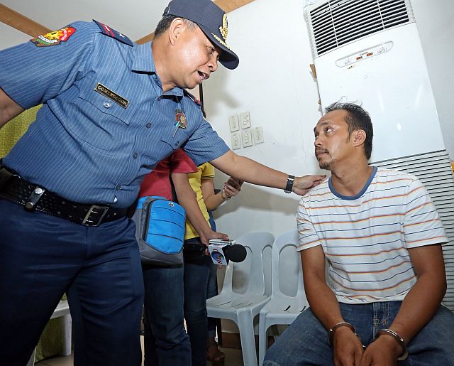 PRO 7's Chief Supt. Patrocinio Commendador Jr. talks to Central Visayas' top most wanted man Michael Florida. (CDN PHOTO/LITO TECSON)