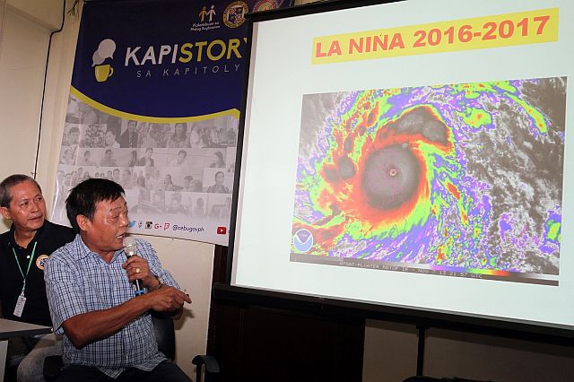 Pagasa Visayas director Oscar Tabada shows a satellite image on the movement of La Niña to local media.  (CDN PHOTO/JUNJIE MENDOZA)