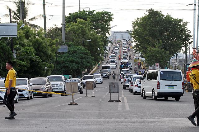 LAPU LAPU TRAFFIC DRY RUN/MAY 21, 2016: City Traffic Management System (CTMS) of Lapu Lapu City put on traffic signs (center of the road) to avoid vehicles from the old Mactan Mandaue Bridge to to go straight to M. Patalinghug Ave. insted turn right to ML Quizon Ave. to address heavy traffic problems in the old bridge as they start the dry run yesterday.(CDN PHOTO/JUNJIE MENDOZA)